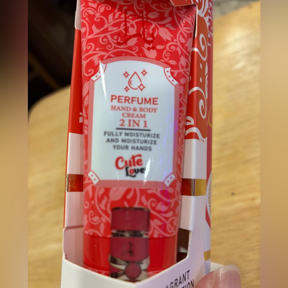 Yara Lotion & Perfume Travel Set - Picture 4 of 5